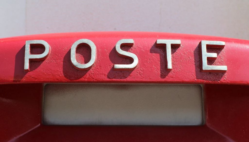 boîte aux lettres rouge poste