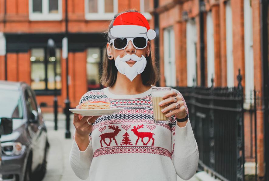 femme avec un joli pull de Noël