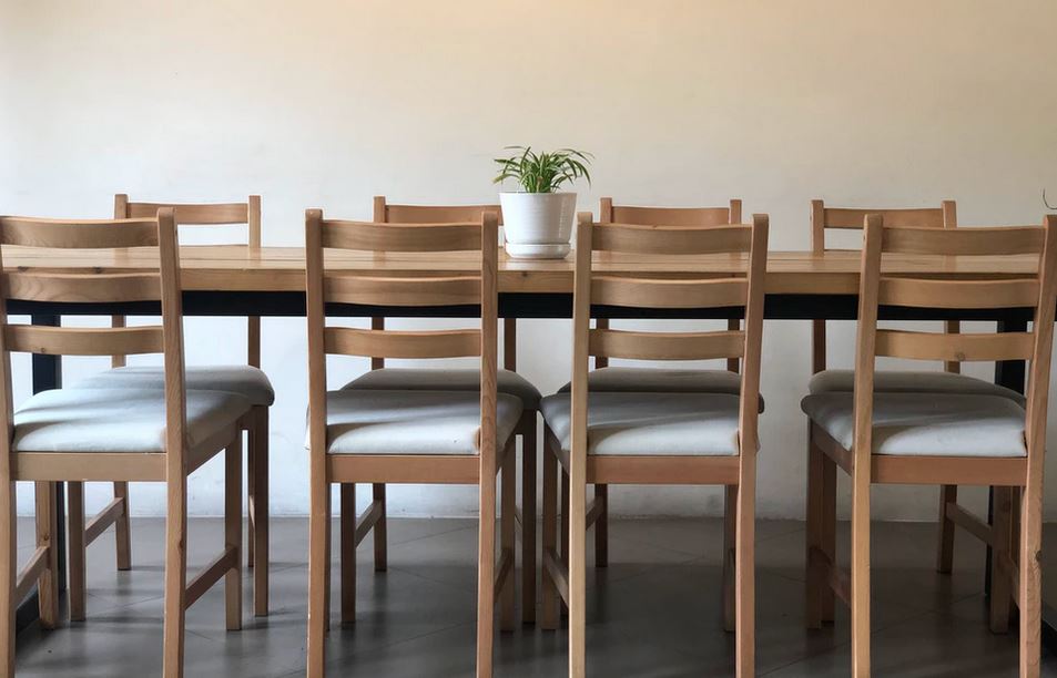 galettes de chaise et table en bois