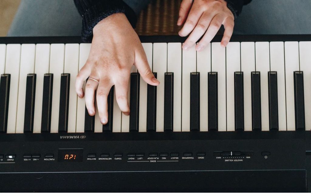 homme jouant sur piano numerique