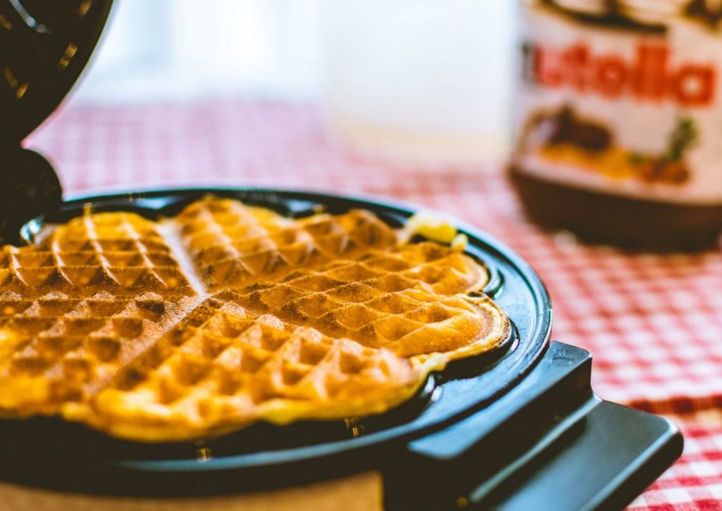 un gaufrier avec des gaufres et du nutella